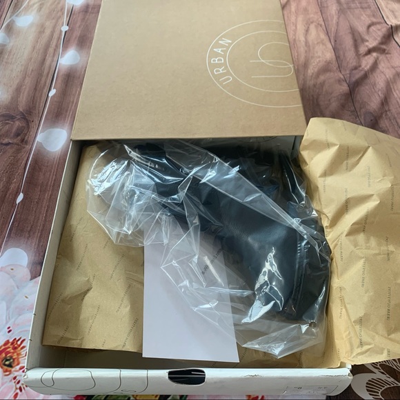 New in box urban outfitters Chloe timeless chunky rubber sole chelsea boots 10 - Picture 5 of 6